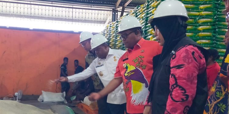 Cek Kualitas Beras Bantuan Pangan, Wabup Mugiyono Tekankan Pengawasan Distribusi Hingga ke Masyarakat