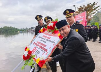 Mengenang Jasa Pahlawan, Pemkab dan Forkopimda Teluk Bintuni Gelar Ziarah Laut dan Tabur Bunga