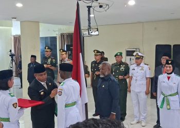 Bupati Yohanis Manibuy Kukuhkan Paskibraka Teluk Bintuni