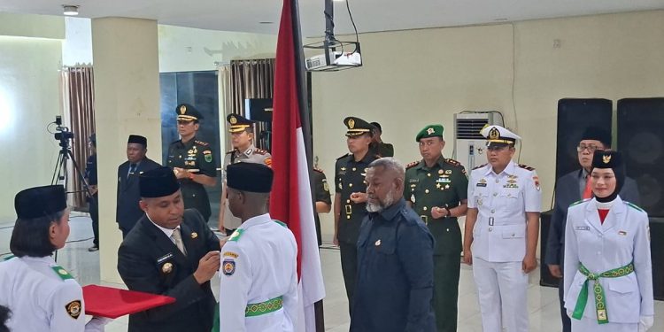 Bupati Yohanis Manibuy Kukuhkan Paskibraka Teluk Bintuni
