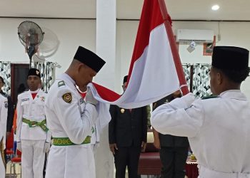 Bernard Mandacan Kukuhkan 29 Anggota Paskibraka Mansel, Siap Tugas di HUT ke-81 RI
