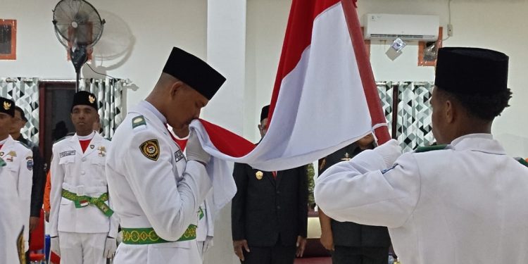 Bernard Mandacan Kukuhkan 29 Anggota Paskibraka Mansel, Siap Tugas di HUT ke-81 RI