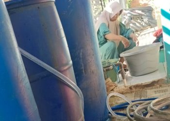 Kemarau Panjang Keringkan Sumur Warga JMP, Bantuan Air dari Dapur MBG Jadi Penolong