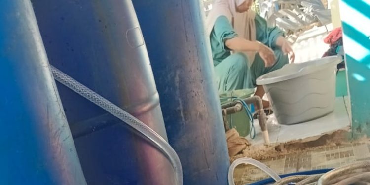 Kemarau Panjang Keringkan Sumur Warga JMP, Bantuan Air dari Dapur MBG Jadi Penolong