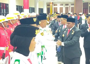 Kukuhkan 37 Anggota Paskibraka Manokwari, Bupati Hermus Indou: Seragam dan Bendera Menyimpan Kehormatan Bangsa
