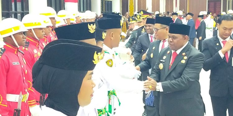 Kukuhkan 37 Anggota Paskibraka Manokwari, Bupati Hermus Indou: Seragam dan Bendera Menyimpan Kehormatan Bangsa