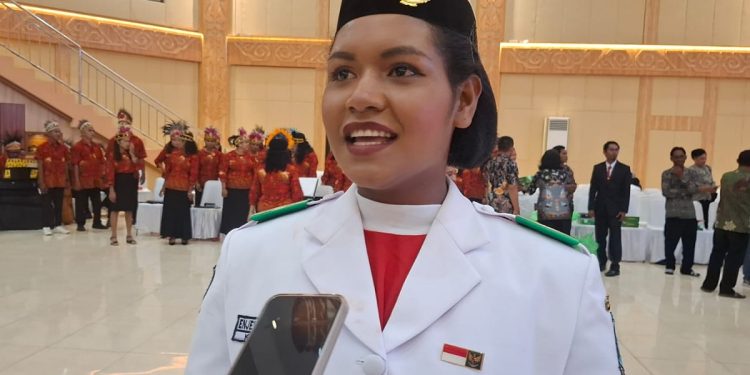 Langkah Awal Mengejar Cita-Cita Kowad , Enjelina Mandacan Diberikan Tugas Bawa Baki Bendera HUT RI Ke-81
