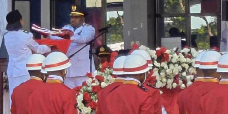 Paskibraka Mansel Sukses Kibarkan Sang Saka Merah Putih di Langit Bukit Boako