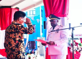 Momentum HUT ke-81 RI di Mansel , Bupati Serahkan SK Pensiun kepada Markus Waran dan Wempi Rengkung