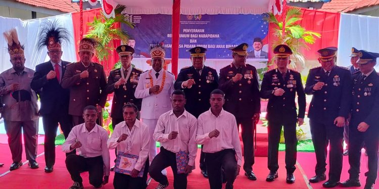 Serahkan SK Remisi, Gubernur Dominggus: Inilah Kesempatan Kembali ke Masyarakat dengan Lebih Baik