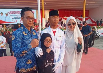 Asyraf, Pengerek Bendera Usia 14 Tahun: Kebanggaan Keluarga dan Harapan Generasi Muda Bintuni