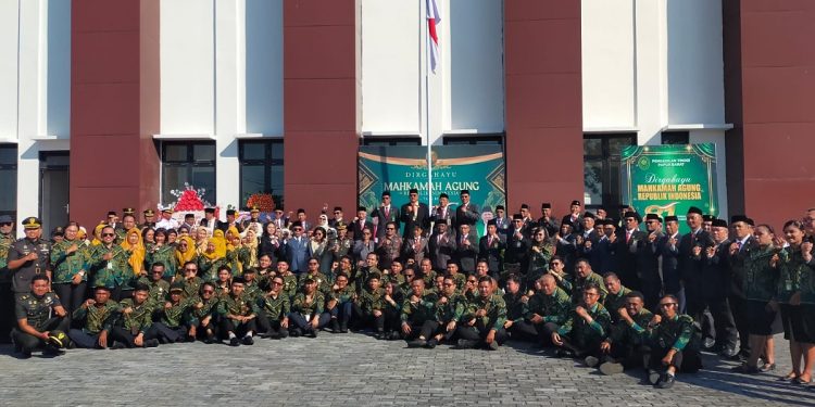 Peringati HUT ke-81 MARI, Peradilan Manokwari Gelar Upacara dan Salurkan Bingkisan Tali Kasih