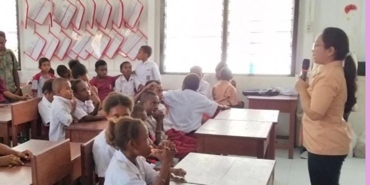 Musim Kemarau, Ketua DWP Dikbudpora Teluk Bintuni Ingatkan Siswa Agar Tidak Bermain Api Sembarangan