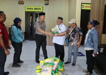 Kapolres Teluk Bintuni Bagikan 22 Karung Beras SPHP ke Wartawan, Berkah Maulid Nabi