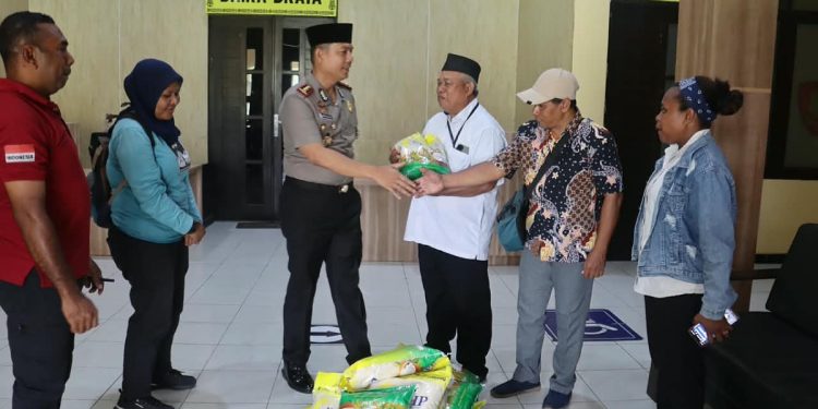 Kapolres Teluk Bintuni Bagikan 22 Karung Beras SPHP ke Wartawan, Berkah Maulid Nabi