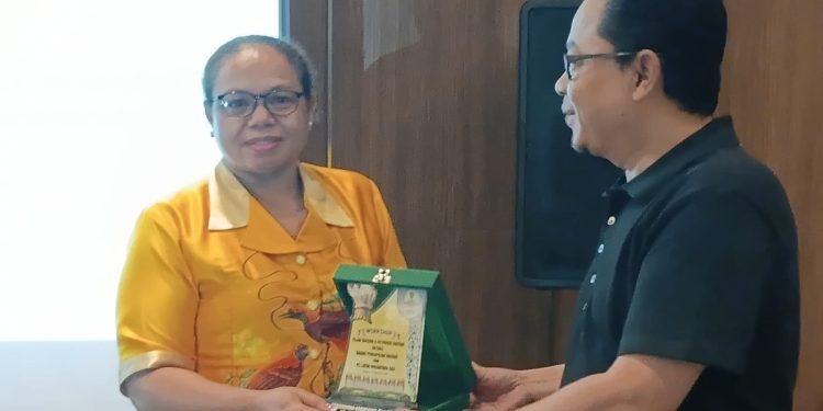 Dongkrak PAD, Bapenda Teluk Bintuni Sosialisasikan Pajak dan Retribusi ke PT Layar Nusantara Gas