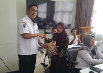 10 Jam Lawan Ombak Antar Pasien, Pengabdian Bidan Titin Dapat Apresiasi Dinkes Teluk Bintuni