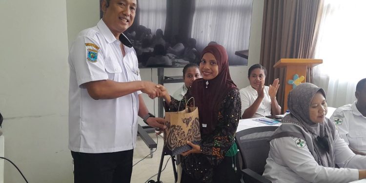 10 Jam Lawan Ombak Antar Pasien, Pengabdian Bidan Titin Dapat Apresiasi Dinkes Teluk Bintuni