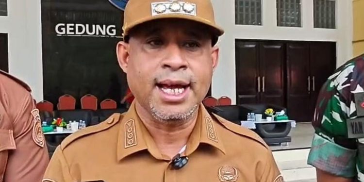 Bupati Yohanis Manibuy Klaim Karhutla Terkendali dan Arahkan OPD Bagikan Air Bersih Gratis