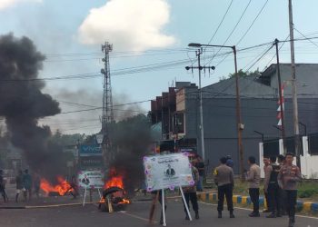 Minta Hasil Otopsi dan Kejelasan Kasus, Keluarga Yanto Idorway Lakukan Pemalangan