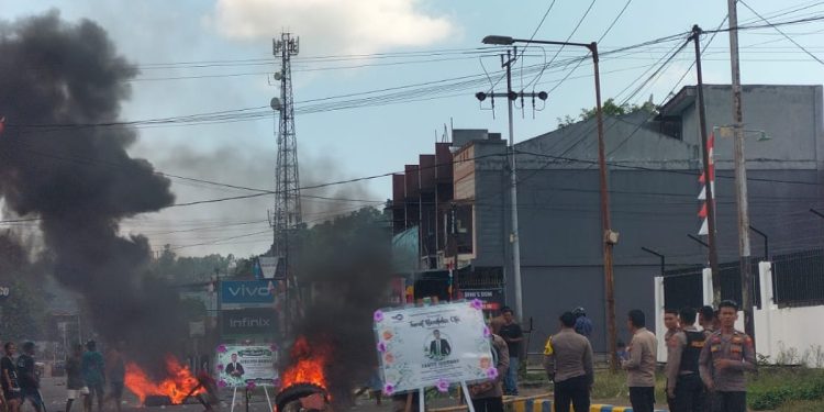 Minta Hasil Otopsi dan Kejelasan Kasus, Keluarga Yanto Idorway Lakukan Pemalangan