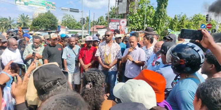 Sejumlah Ruas Jalan di Manokwari Dipalang, Massa Tuntut Transparansi Kasus Yanto Idorway
