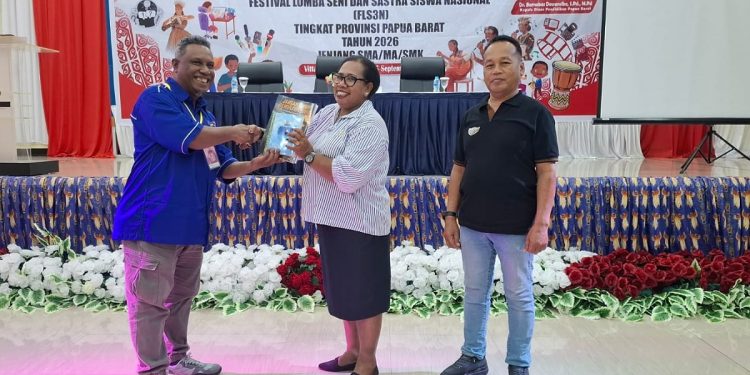 Pena Kreatif Papua Barat Hibahkan Buku Karya Penulis Lokal ke Pelajar SMA/SMK