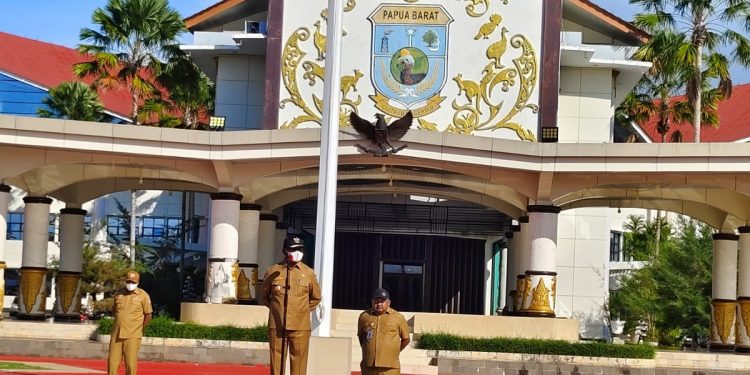 Asap TPA Menggantung, Gubernur Mandacan Ajak Semua Bergerak Bersama Tekan Karhutla
