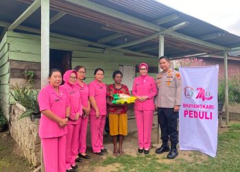 Bhayangkari Cabang Teluk Bintuni Salurkan Bansos, Wujud Kepedulian di Hari Bhayangkari ke-74