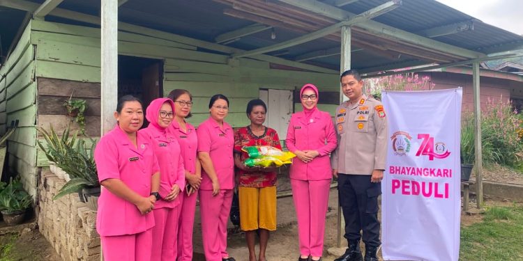 Bhayangkari Cabang Teluk Bintuni Salurkan Bansos, Wujud Kepedulian di Hari Bhayangkari ke-74