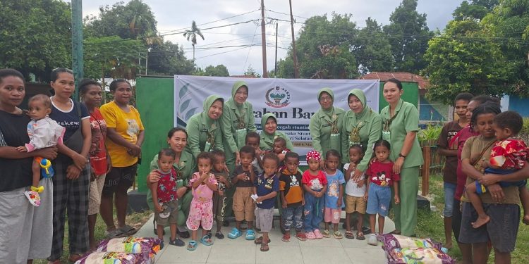 Cegah Stunting, Persit Kartika CKC-XVII Dim1808 Serahkan Bantuan Gizi di Ransiki