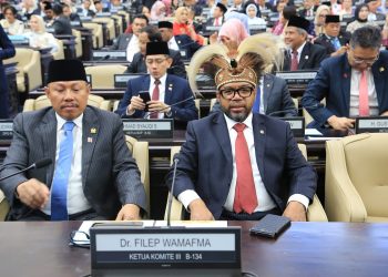Filep Wamafma Desak Kepastian Hukum PI 10 Persen Blok Tangguh bagi Papua Barat