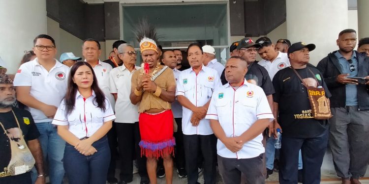 Kantongi 26 Rekomendasi, Yosias Saroy Resmi Daftar Calon Ketua Umum KONI Papua Barat