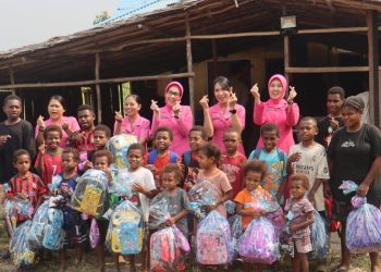 HKGB ke-74, Bhayangkari Cabang Teluk Bintuni Salurkan Bantuan Sekolah untuk Anak Moskona