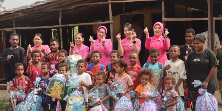 HKGB ke-74, Bhayangkari Cabang Teluk Bintuni Salurkan Bantuan Sekolah untuk Anak Moskona