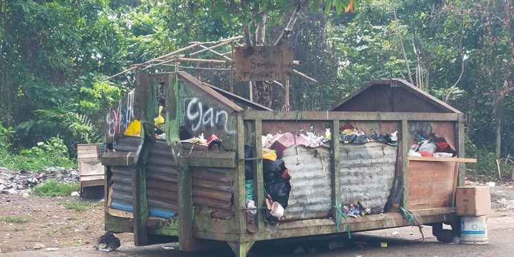 Bak Sampah Dalam Kondisi Bolong