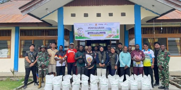 Bulog Salurkan 259 Ton Beras untuk 8.634 Penerima di Pegunungan Arfak