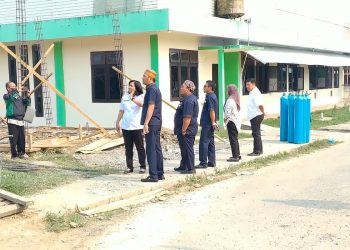 Wakil Ketua II DPRK Teluk Bintuni Tinjau Progres Pembangunan Gedung Rawat Inap RSUD Bintuni