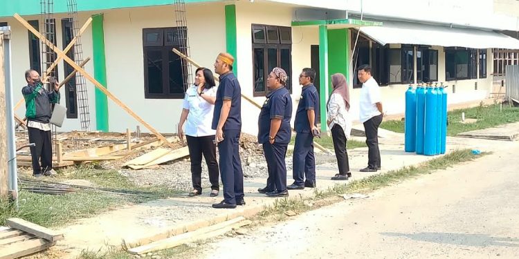 Wakil Ketua II DPRK Teluk Bintuni Tinjau Progres Pembangunan Gedung Rawat Inap RSUD Bintuni