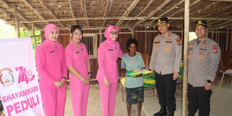 HKGB ke-74, Bhayangkari Teluk Bintuni Salurkan Bansos untuk Warga Moskona