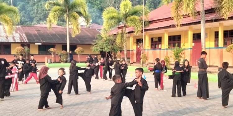 Dua Kali Seminggu, Murid SD Inpres 22 Wosi Ikuti Ekstrakurikuler Pencak Silat