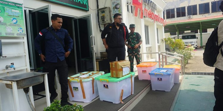 Kejati Papua Barat Geledah Balai Gakkum LHK Maluku-Papua, 8 Kontainer Dokumen Diamankan