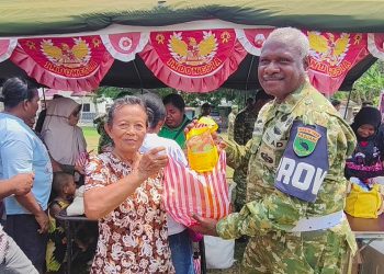 Antusias Warga Ransiki Borong Sembako Bazar Murah HUT ke-81 TNI