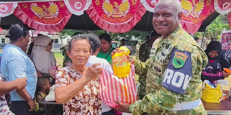 Antusias Warga Ransiki Borong Sembako Bazar Murah HUT ke-81 TNI