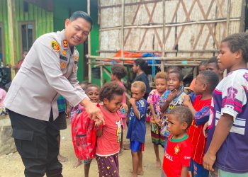 Kapolres Teluk Bintuni Salurkan Sembako dan Perlengkapan Sekolah untuk Warga Moskona Utara Jauh