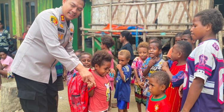 Kapolres Teluk Bintuni Salurkan Sembako dan Perlengkapan Sekolah untuk Warga Moskona Utara Jauh
