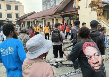 Berawal dari Dugaan Penganiayaan, Warga Palang Mako Polres Sorong