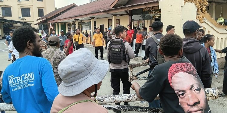 Berawal dari Dugaan Penganiayaan, Warga Palang Mako Polres Sorong