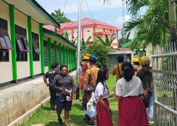 Kabel Menggelantung di Halaman SMPN 6 Wosi, Dua Orang Tersengat Listrik