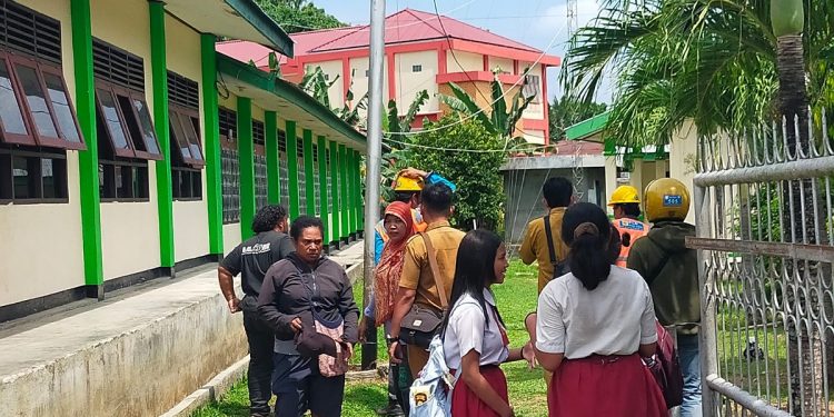 Kabel Menggelantung di Halaman SMPN 6 Wosi, Dua Orang Tersengat Listrik